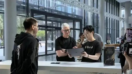 库克：苹果将持续加大在华投入！他还称是《哪吒2》忠实观众！苹果市值今年已蒸发3万亿元