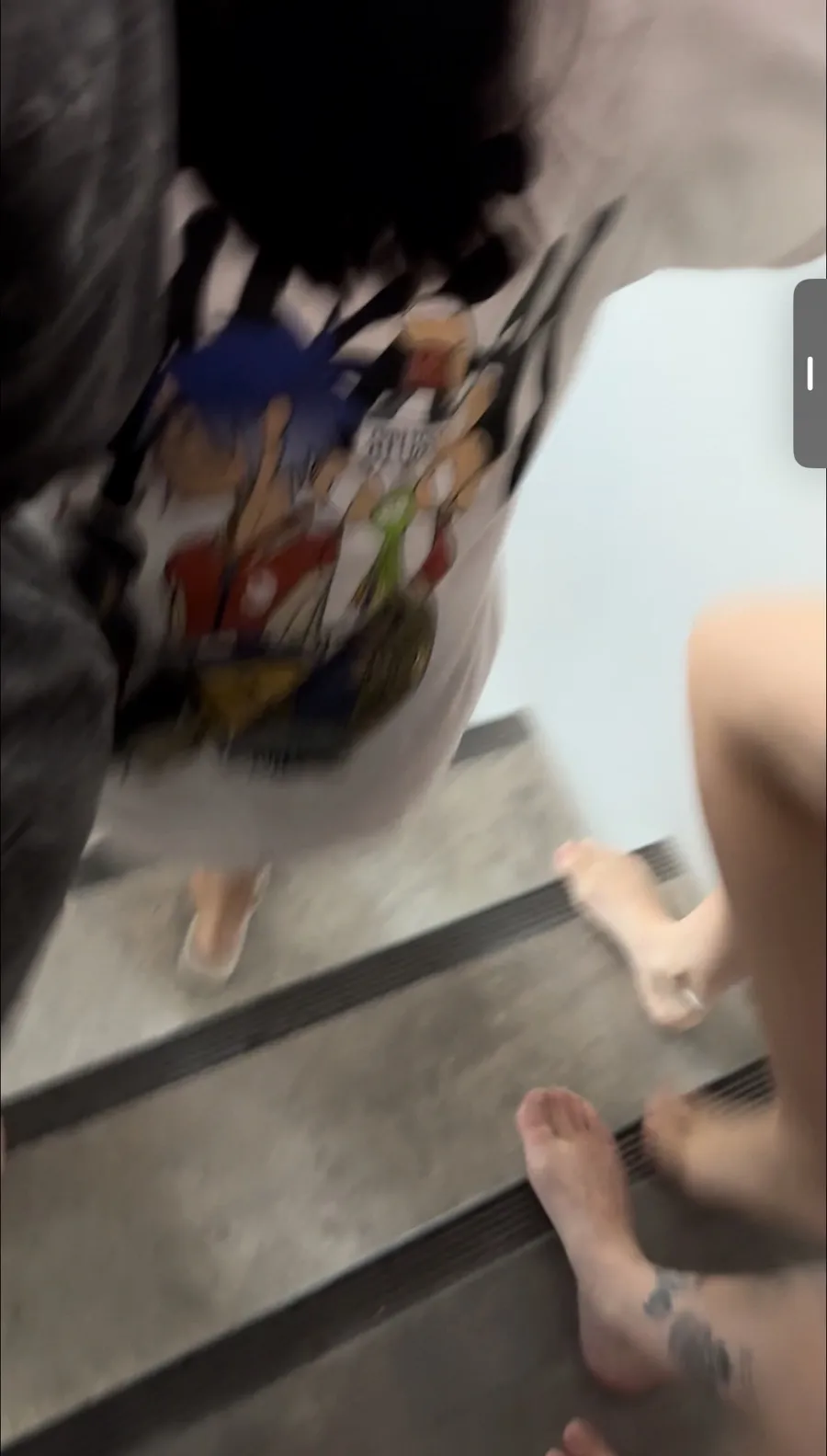 “相当于约一千颗原子弹”！强震后的缅甸曼德勒40℃高温，中国翡翠商人挤在后备厢紧急逃难