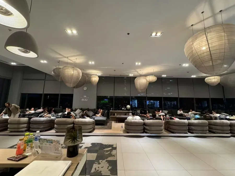 “相当于约一千颗原子弹”！强震后的缅甸曼德勒40℃高温，中国翡翠商人挤在后备厢紧急逃难