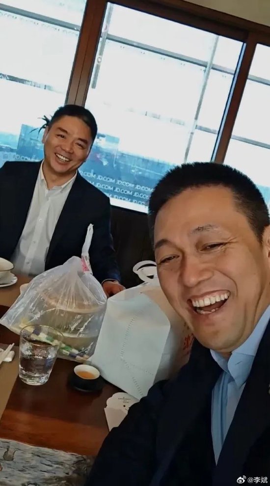 刘强东亲自送外卖，蔚来李斌晒吃外卖合影